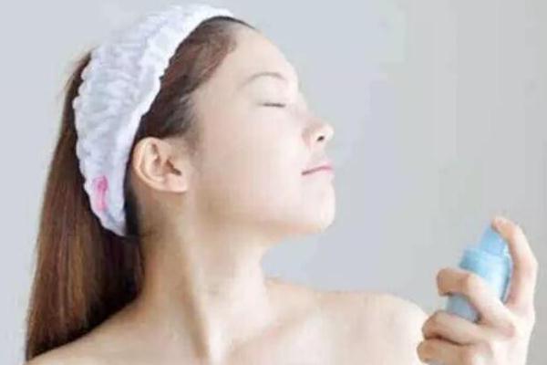 保濕噴霧和爽膚水區(qū)別 保濕噴霧用在哪個步驟 保濕噴霧和爽膚水區(qū)別 保濕噴霧用在哪個步驟