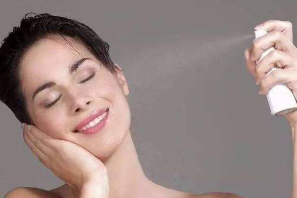 保濕噴霧和爽膚水區(qū)別 保濕噴霧用在哪個步驟 保濕噴霧和爽膚水區(qū)別 保濕噴霧用在哪個步驟