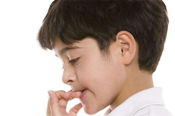 孩子喜歡啃指甲怎么回事 孩子喜歡咬指甲是什么原因 孩子喜歡啃指甲怎么回事 孩子喜歡咬指甲是什么原因