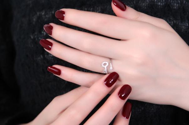 涂指甲油會不會得灰指甲 涂指甲油會影響指甲生長嗎 涂指甲油會不會得灰指甲 涂指甲油會影響指甲生長嗎