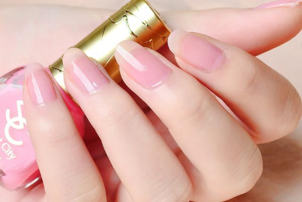 指甲油對(duì)身體有什么危害 指甲油干了放熱水里 指甲油對(duì)身體有什么危害 指甲油干了放熱水里