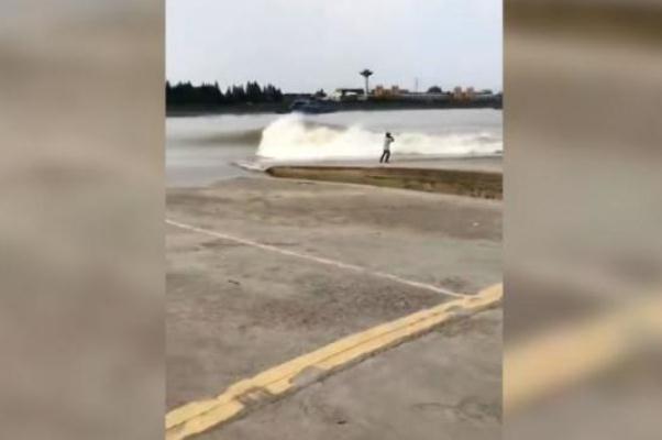 被錢塘江潮水卷走男子確認(rèn)身亡 觀潮時(shí)要注意哪些事項(xiàng) 被錢塘江潮水卷走男子確認(rèn)身亡 觀潮時(shí)要注意哪些事項(xiàng)