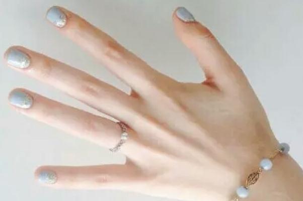 指甲油有甲醛嗎 指甲油有腐蝕性嗎 指甲油有甲醛嗎 指甲油有腐蝕性嗎