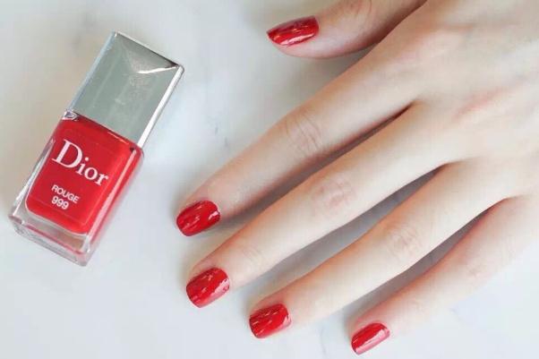 指甲油怎么才能快速的干 指甲油弄衣服上怎么洗 指甲油怎么才能快速的干 指甲油弄衣服上怎么洗