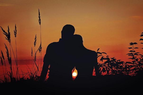 異地戀有必要堅(jiān)持嗎 異地戀有多難熬 異地戀有必要堅(jiān)持嗎 異地戀有多難熬