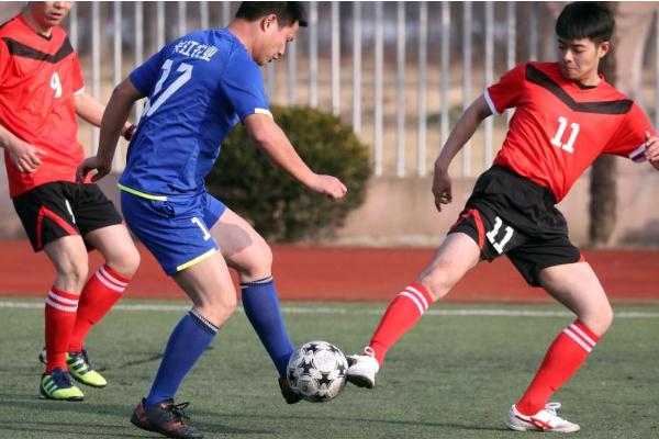 踢足球可以鍛煉什么 踢足球可以長(zhǎng)高嗎 踢足球可以鍛煉什么 踢足球可以長(zhǎng)高嗎