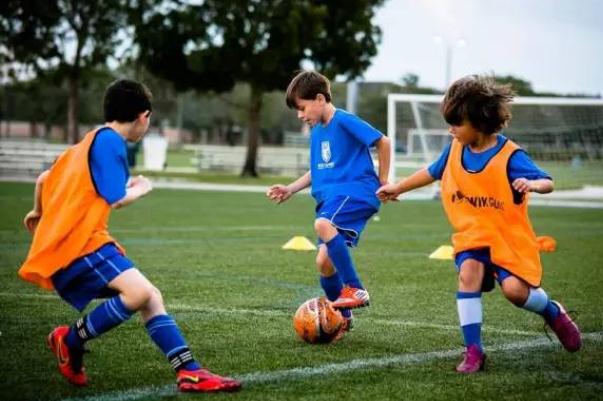 踢足球可以鍛煉什么 踢足球可以長(zhǎng)高嗎 踢足球可以鍛煉什么 踢足球可以長(zhǎng)高嗎