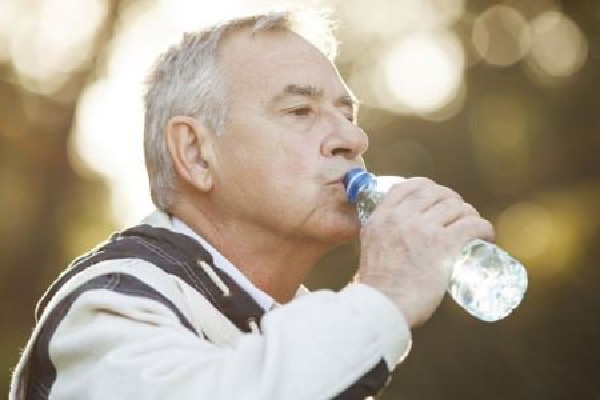 每天喝多少毫升水合適 每天喝水超過(guò)2000毫升會(huì)怎么樣 每天喝多少毫升水合適 每天喝水超過(guò)2000毫升會(huì)怎么樣