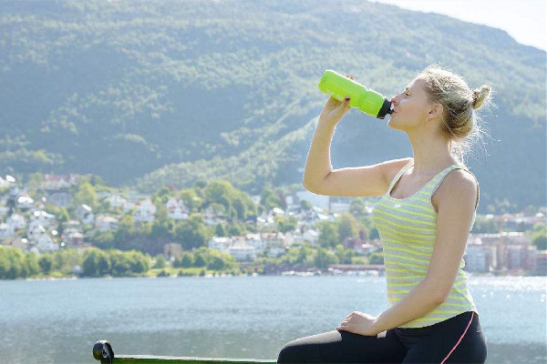 每天喝多少毫升水合適 每天喝水超過(guò)2000毫升會(huì)怎么樣 每天喝多少毫升水合適 每天喝水超過(guò)2000毫升會(huì)怎么樣
