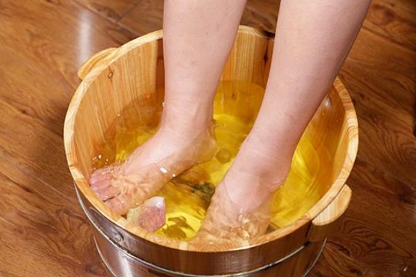 中藥泡腳的功效與作用 中藥泡腳的危害 中藥泡腳的功效與作用 中藥泡腳的危害