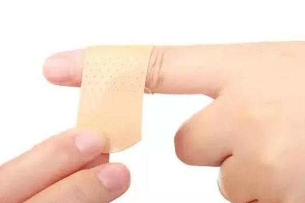 創(chuàng)可貼對(duì)傷口愈合好嘛 傷口貼創(chuàng)可貼好還是不貼好 創(chuàng)可貼對(duì)傷口愈合好嘛 傷口貼創(chuàng)可貼好還是不貼好