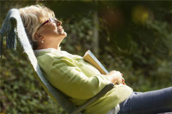 曬太陽夏天好還是冬天好 秋季幾點曬太陽最佳 曬太陽夏天好還是冬天好 秋季幾點曬太陽最佳