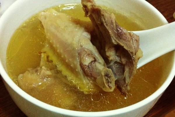 雞湯有點(diǎn)酸了還能喝嗎 雞湯為什么會(huì)變酸 雞湯有點(diǎn)酸了還能喝嗎 雞湯為什么會(huì)變酸