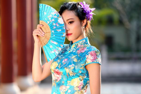 旗袍式樣來(lái)自哪個(gè)民族 旗袍配什么樣的發(fā)型最好看 旗袍式樣來(lái)自哪個(gè)民族 旗袍配什么樣的發(fā)型最好看