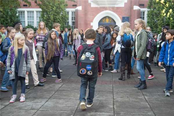 孩子被孤立了怎么辦 孩子被孤立該不該轉(zhuǎn)學(xué) 孩子被孤立了怎么辦 孩子被孤立該不該轉(zhuǎn)學(xué)