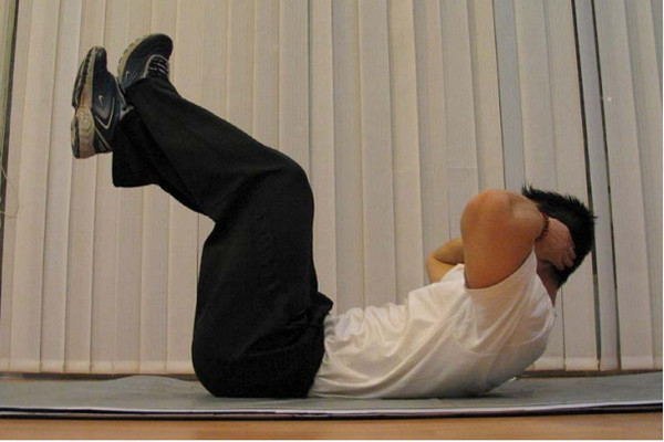 卷腹對(duì)頸椎有傷害嗎 卷腹如何避免頸椎發(fā)力 卷腹對(duì)頸椎有傷害嗎 卷腹如何避免頸椎發(fā)力