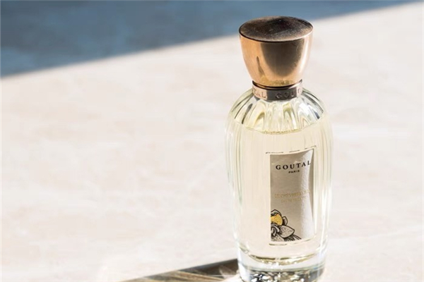 男士香水噴哪里留香最持久 男士香水的正確噴灑方法 男士香水噴哪里留香最持久 男士香水的正確噴灑方法