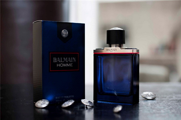 男士香水噴哪里留香最持久 男士香水的正確噴灑方法 男士香水噴哪里留香最持久 男士香水的正確噴灑方法