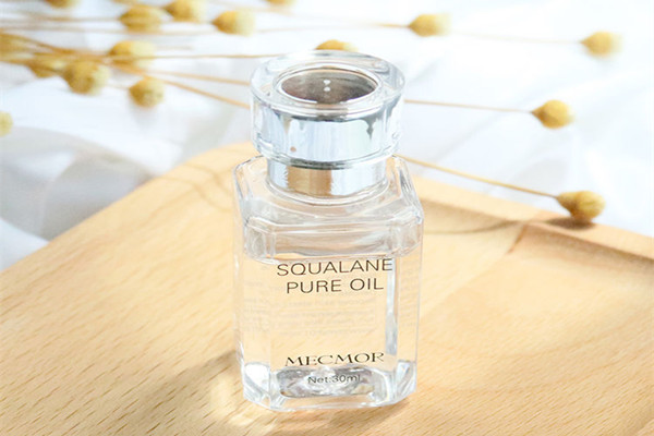 角鯊?fù)闀?huì)不會(huì)致痘 角鯊?fù)榭梢蕴焯煊脝? alt=