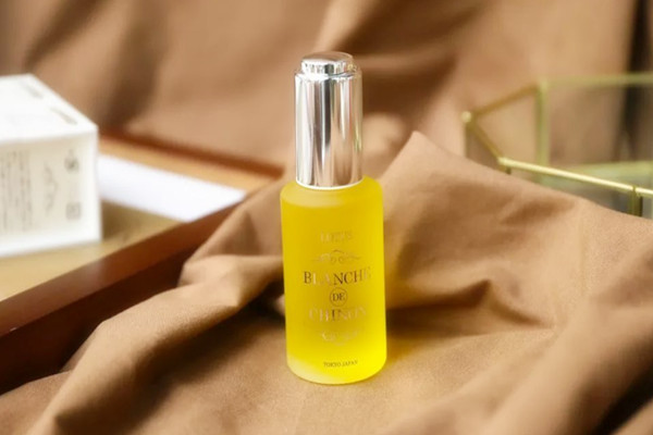 角鯊?fù)闀?huì)不會(huì)致痘 角鯊?fù)榭梢蕴焯煊脝? alt=