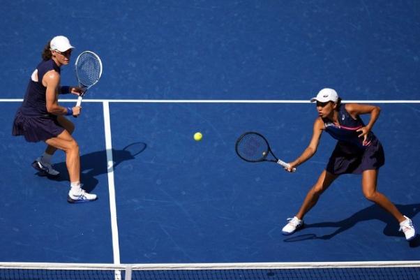 打網(wǎng)球?yàn)槭裁匆┤棺?張帥美網(wǎng)女雙奪冠創(chuàng)6紀(jì)錄 打網(wǎng)球?yàn)槭裁匆┤棺?張帥美網(wǎng)女雙奪冠創(chuàng)6紀(jì)錄