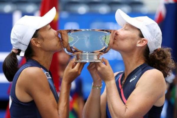 打網(wǎng)球?yàn)槭裁匆┤棺?張帥美網(wǎng)女雙奪冠創(chuàng)6紀(jì)錄 打網(wǎng)球?yàn)槭裁匆┤棺?張帥美網(wǎng)女雙奪冠創(chuàng)6紀(jì)錄