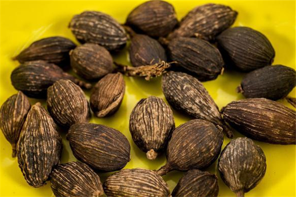 草果煲湯要拍破嗎 草果煲湯會使湯變黑 草果煲湯要拍破嗎 草果煲湯會使湯變黑