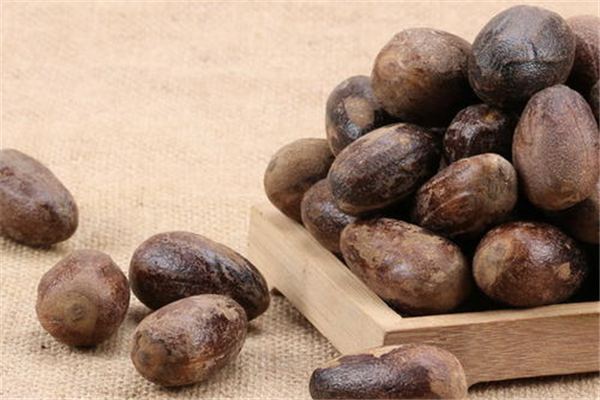 草果煲湯要拍破嗎 草果煲湯會使湯變黑 草果煲湯要拍破嗎 草果煲湯會使湯變黑