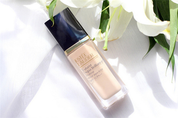 雅詩蘭黛沁水粉底液遮瑕效果怎么樣 雅詩蘭黛沁水粉底液正確用法 雅詩蘭黛沁水粉底液遮瑕效果怎么樣 雅詩蘭黛沁水粉底液正確用法