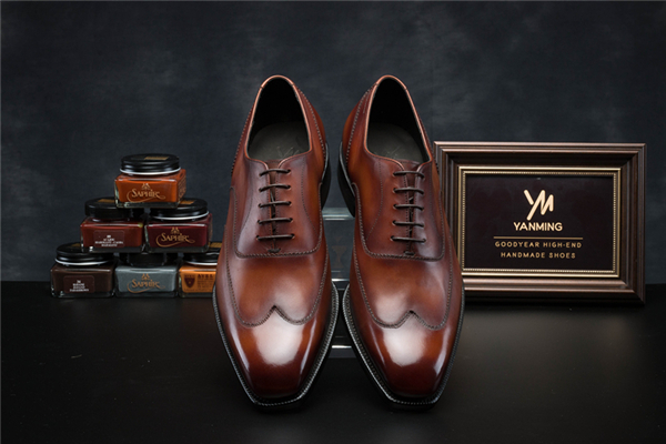 皮鞋上的白斑怎么去除 皮鞋保養(yǎng)小常識(shí) 皮鞋上的白斑怎么去除 皮鞋保養(yǎng)小常識(shí)