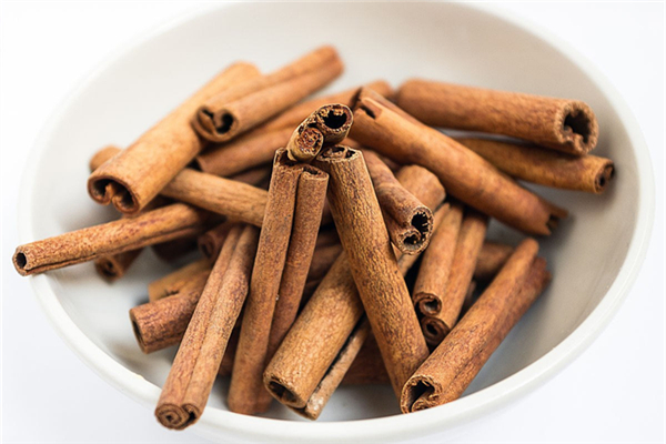 桂皮泡酒有什么功效 桂皮泡酒方法 桂皮泡酒有什么功效 桂皮泡酒方法