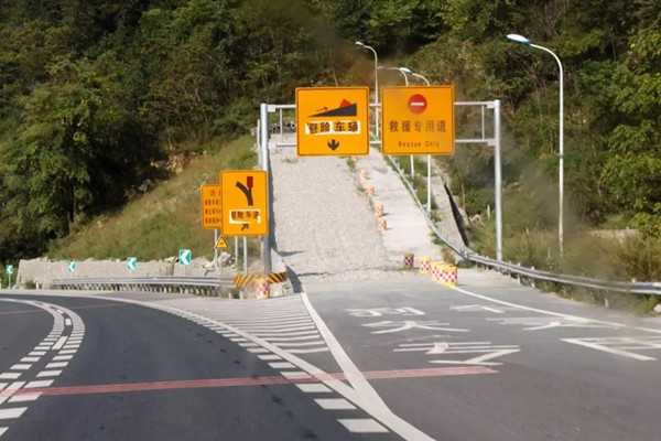 高速應(yīng)急車(chē)道可以臨時(shí)停車(chē)嗎 高速路應(yīng)急車(chē)道什么時(shí)候可以使用 高速應(yīng)急車(chē)道可以臨時(shí)停車(chē)嗎 高速路應(yīng)急車(chē)道什么時(shí)候可以使用