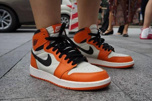 aj是籃球鞋嘛 aj要買(mǎi)大一碼嗎 aj是籃球鞋嘛 aj要買(mǎi)大一碼嗎