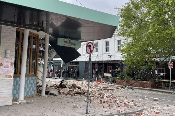 地震要準(zhǔn)備什么物品 地震要不要跑出去 地震要準(zhǔn)備什么物品 地震要不要跑出去