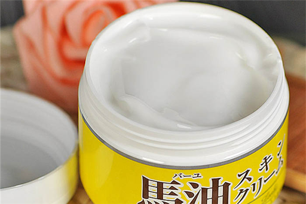 馬油會讓皮膚變黑嗎 馬油對頭發(fā)有什么特殊作用 馬油會讓皮膚變黑嗎 馬油對頭發(fā)有什么特殊作用