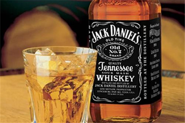 威士忌和白蘭地哪個(gè)好喝 威士忌和白蘭地哪個(gè)檔次高 威士忌和白蘭地哪個(gè)好喝 威士忌和白蘭地哪個(gè)檔次高