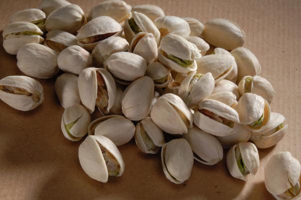 開(kāi)心果要怎么挑 白色開(kāi)心果和原色開(kāi)心果哪個(gè)更好 開(kāi)心果要怎么挑 白色開(kāi)心果和原色開(kāi)心果哪個(gè)更好