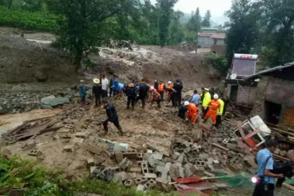 泥石流發(fā)生的前兆 泥石流發(fā)生時(shí)應(yīng)該往哪個(gè)方向跑 泥石流發(fā)生的前兆 泥石流發(fā)生時(shí)應(yīng)該往哪個(gè)方向跑