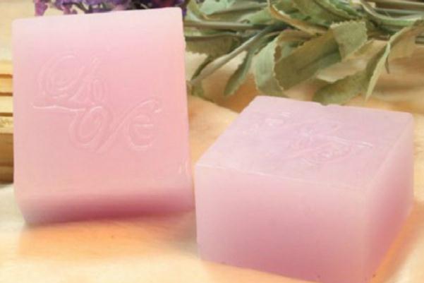 香皂和沐浴露哪個(gè)洗澡好 香皂是堿性還是酸性 香皂和沐浴露哪個(gè)洗澡好 香皂是堿性還是酸性