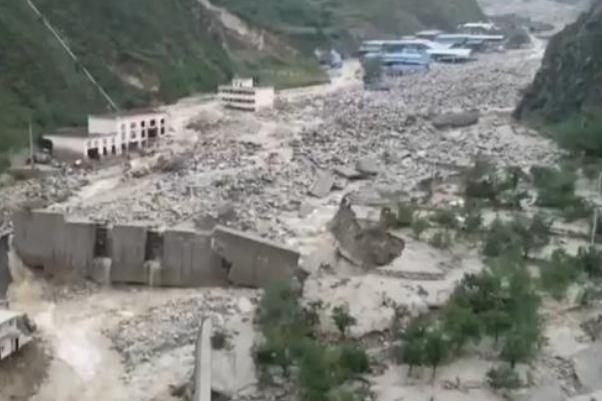 泥石流發(fā)生的前兆 泥石流發(fā)生時(shí)應(yīng)該往哪個(gè)方向跑 泥石流發(fā)生的前兆 泥石流發(fā)生時(shí)應(yīng)該往哪個(gè)方向跑