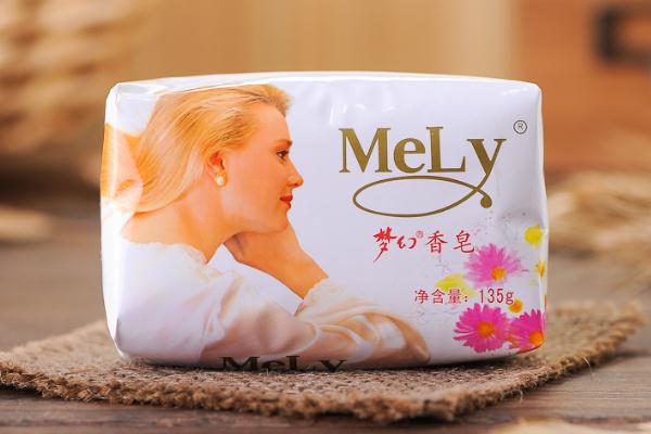 香皂和沐浴露哪個(gè)洗澡好 香皂是堿性還是酸性 香皂和沐浴露哪個(gè)洗澡好 香皂是堿性還是酸性