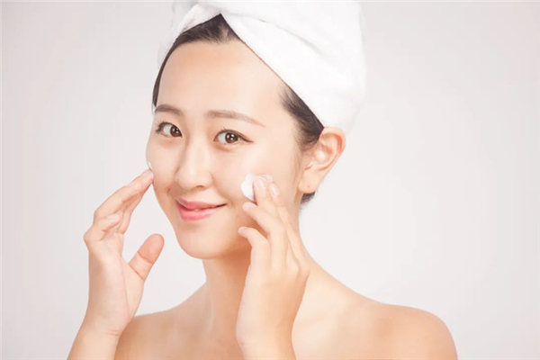 閉口用洗面奶會(huì)洗出來(lái)不 閉口用什么洗臉好 閉口用洗面奶會(huì)洗出來(lái)不 閉口用什么洗臉好