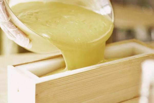 用手工皂洗臉毛孔會變大嗎 用手工皂洗臉后臉干 用手工皂洗臉毛孔會變大嗎 用手工皂洗臉后臉干