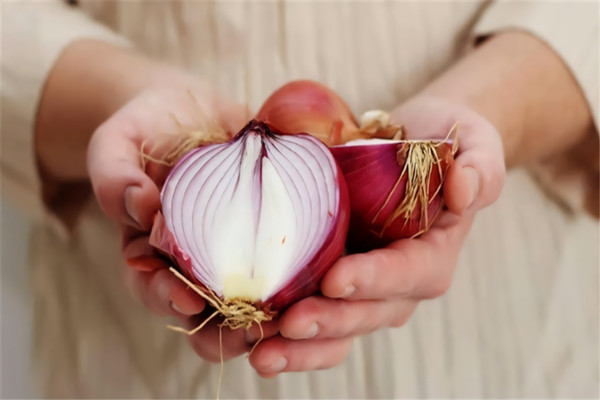 洋蔥需要焯水嗎 洋蔥怎么剝皮 洋蔥需要焯水嗎 洋蔥怎么剝皮