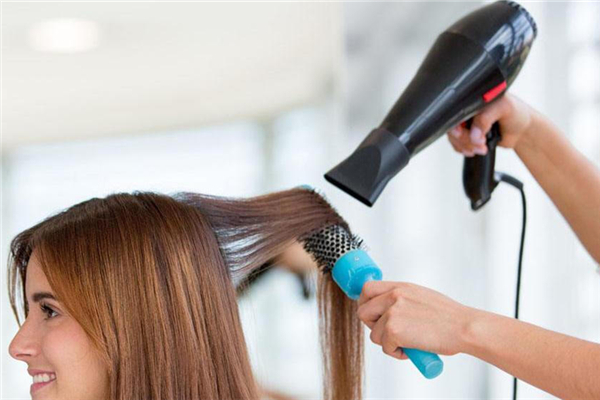 吹風(fēng)機(jī)用冷風(fēng)吹還是熱風(fēng)吹好 吹風(fēng)機(jī)正確用法 吹風(fēng)機(jī)用冷風(fēng)吹還是熱風(fēng)吹好 吹風(fēng)機(jī)正確用法