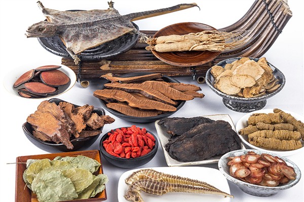 藥酒可以泡腳嗎 藥酒泡腳對(duì)身體有什么好處 藥酒可以泡腳嗎 藥酒泡腳對(duì)身體有什么好處