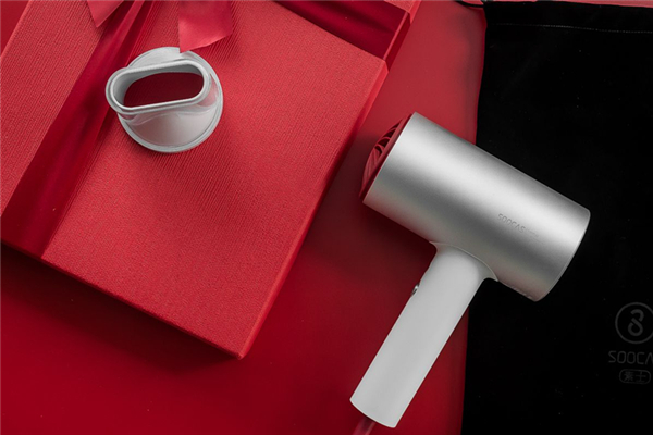 吹風(fēng)機(jī)用冷風(fēng)吹還是熱風(fēng)吹好 吹風(fēng)機(jī)正確用法 吹風(fēng)機(jī)用冷風(fēng)吹還是熱風(fēng)吹好 吹風(fēng)機(jī)正確用法