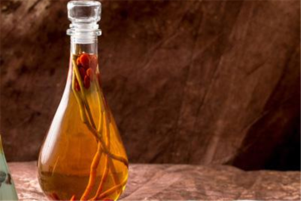 藥酒有沉淀物還能喝嗎 藥酒為什么有沉淀物 藥酒有沉淀物還能喝嗎 藥酒為什么有沉淀物