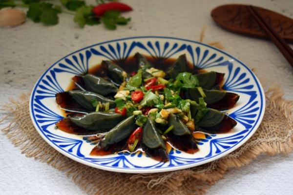 皮蛋的功效與作用 皮蛋的營養(yǎng)價值 皮蛋的功效與作用 皮蛋的營養(yǎng)價值