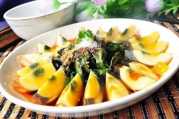 皮蛋可以和螃蟹一起吃嗎 皮蛋可以經(jīng)常吃嗎 皮蛋可以和螃蟹一起吃嗎 皮蛋可以經(jīng)常吃嗎